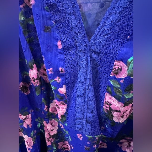 Torrid Royal Blue with Pink Floral Blouse- size 3 - Picture 4 of 6